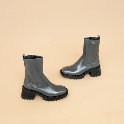 Ankle boots with heel and notched sole in anthracite glazed leather | dovia