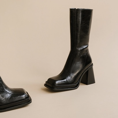Boots with heel, platform and square toe in glazed black leather | bagna