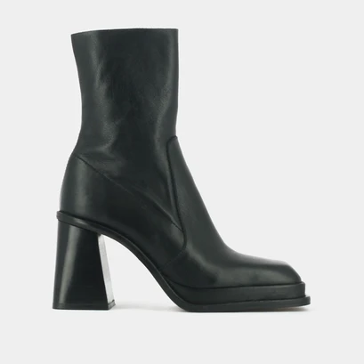 Platform ankle boots with square toe in black leather | banana