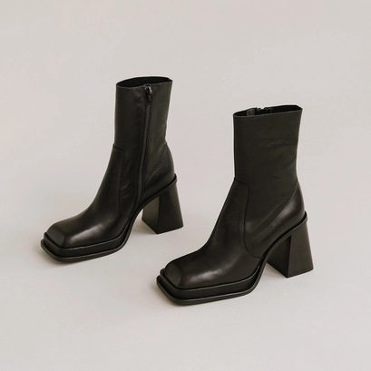 Platform ankle boots with square toe in black leather | banana