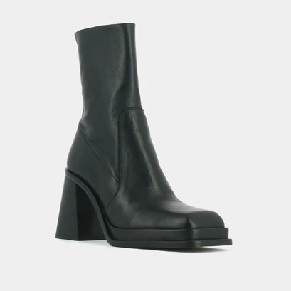 Platform ankle boots with square toe in black leather | banana