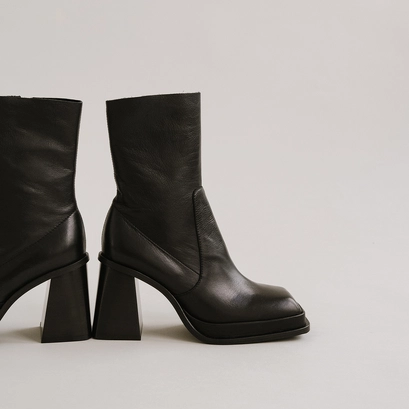 Platform ankle boots with square toe in black leather | banana