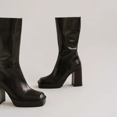 Platform boots with square toe in black leather | boulier