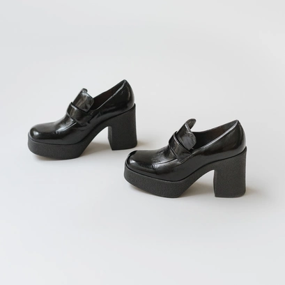 Platform loafers with square toe in black shiny leather | dricus