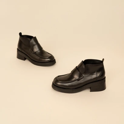 Loafer with tongue and square toe in black leather | abeline