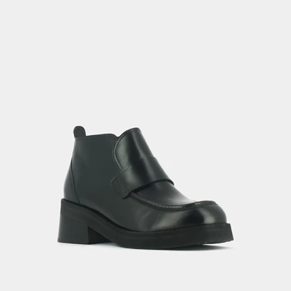 Loafer with tongue and square toe in black leather | abeline