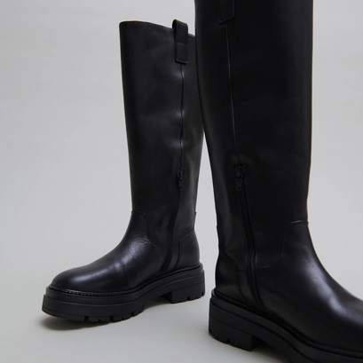 Boots with notched soles and square toe in black leather | picussia