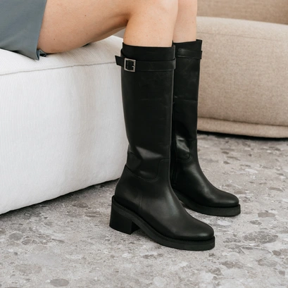 Heeled boots with silver detail in black greased leather | acia