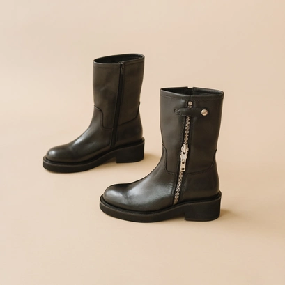 Heeled boots with double zip in black leather | dianette