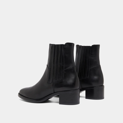 Low boots with elastic band and square heel in black leather | chili