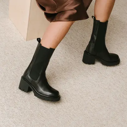 Boots with notched soles and elastic in black leather | reagan