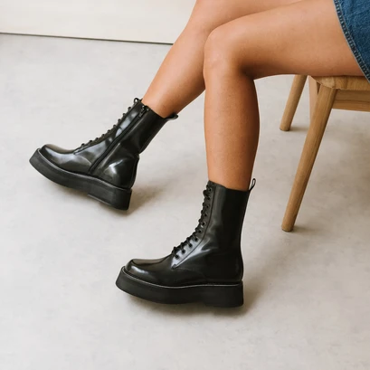 Boots with laces and thick sole in black shiny leather | daffia