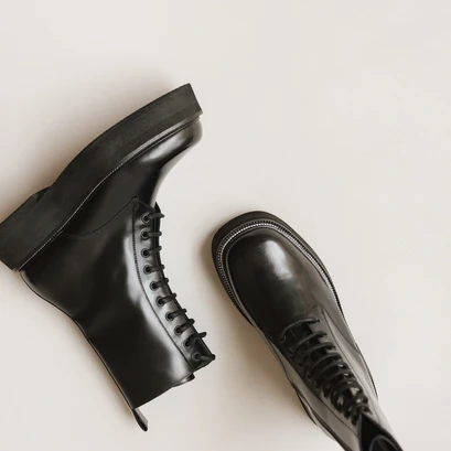 Boots with laces and thick sole in black shiny leather | daffia