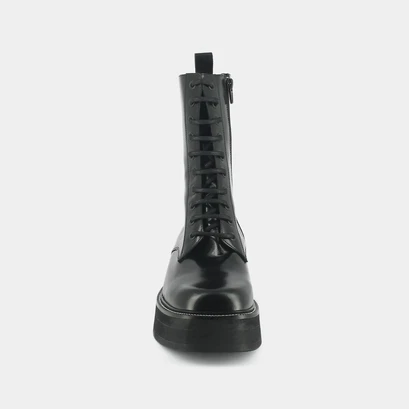 Boots with laces and thick sole in black shiny leather | daffia