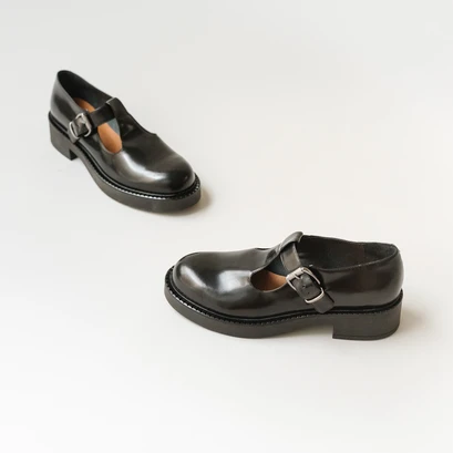 Thick-soled pumps in black shiny leather | didine