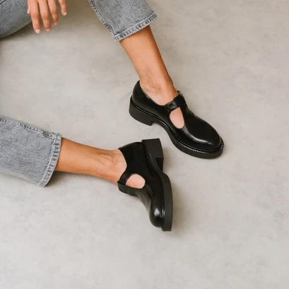 Thick-soled pumps in black shiny leather | didine
