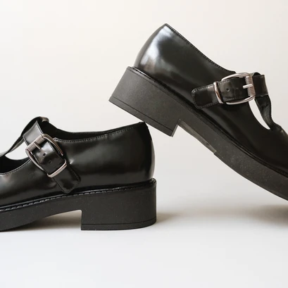 Thick-soled pumps in black shiny leather | didine