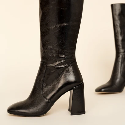 Heeled boots with square toe in black aged leather | vacca
