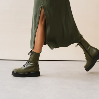 Laced boots with thick sole in shiny khaki leather | daffia