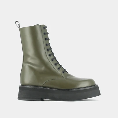 Laced boots with thick sole in shiny khaki leather | daffia