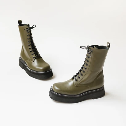 Laced boots with thick sole in shiny khaki leather | daffia