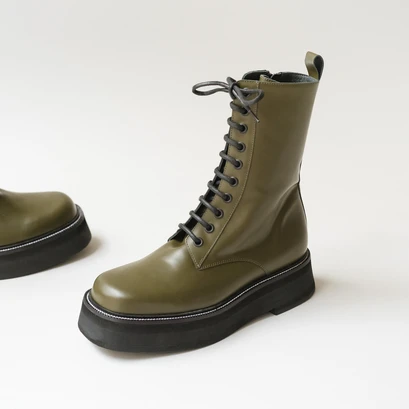 Laced boots with thick sole in shiny khaki leather | daffia
