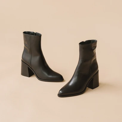 Heeled boots in black leather | dolor