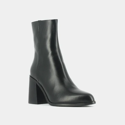 Heeled boots in black leather | dolor