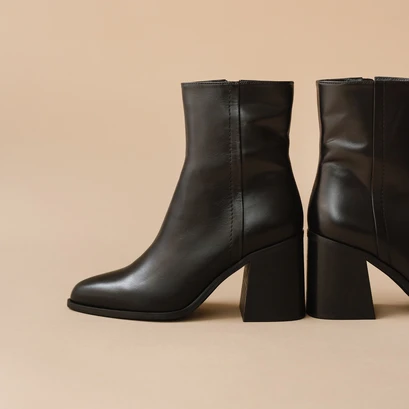 Heeled boots in black leather | dolor