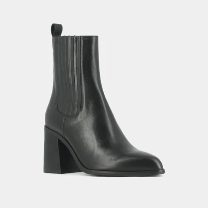 Heeled ankle boots with gathers in black leather | dolores