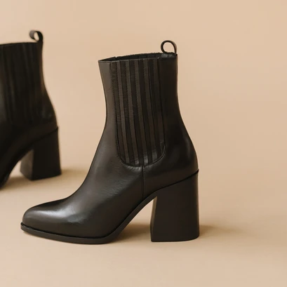 Heeled ankle boots with gathers in black leather | dolores