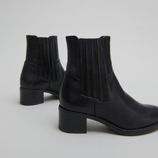 Low boots with elastic band and square heel black
