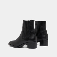 Low boots with elastic band and square heel black
