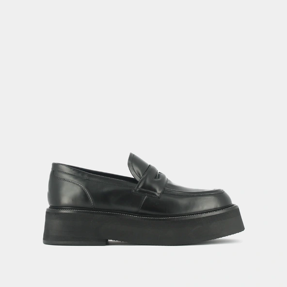 Platform loafers in black glazed leather | DAFFY
