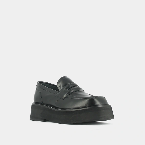 Platform loafers in black glazed leather | DAFFY