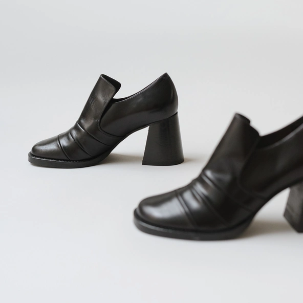 Heeled loafers in black leather | DESTIN