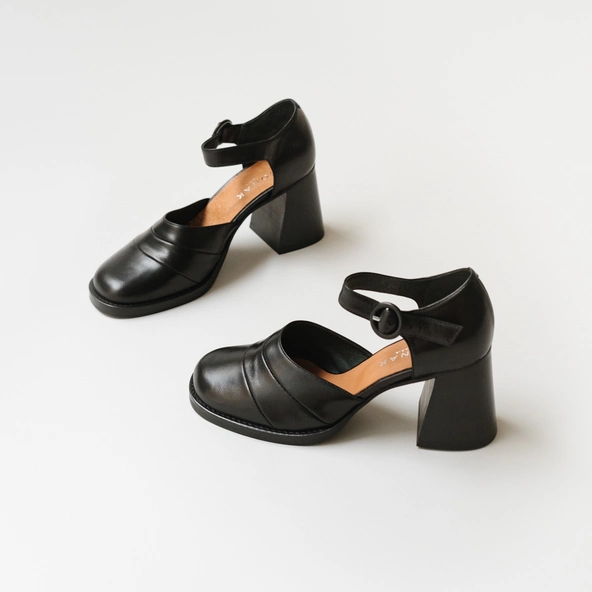 Babies with heel and strap in black leather | DESTINEE