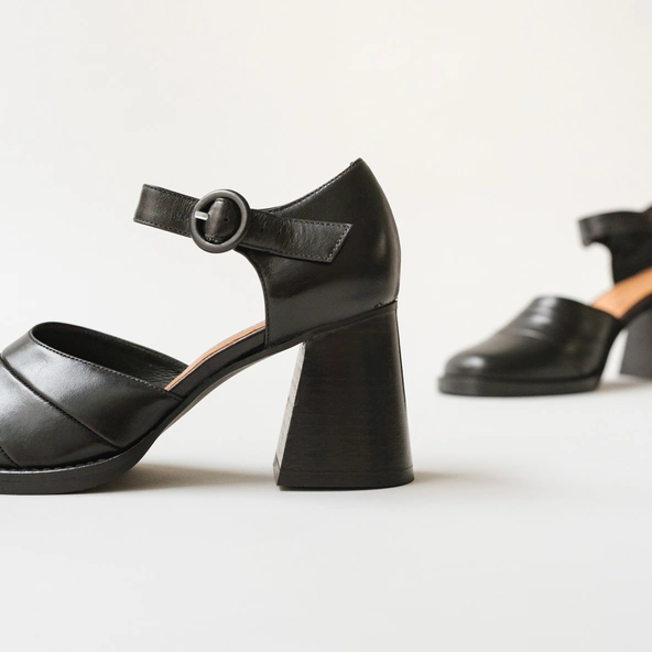 Babies with heel and strap in black leather | DESTINEE