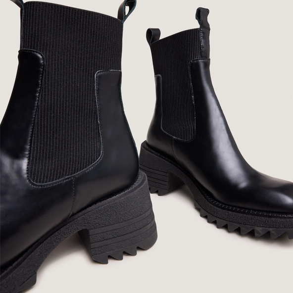 Boots with elastics and notched sole in glazed black leather | DOVE