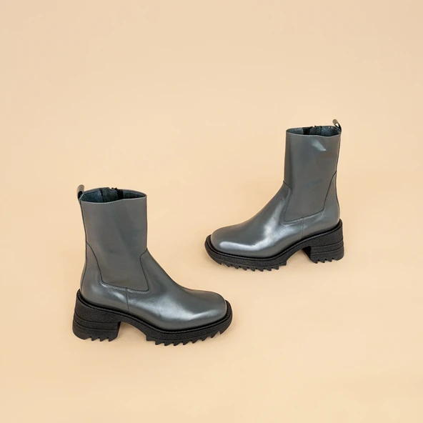 Ankle boots with heel and notched sole in anthracite glazed leather | DOVIA