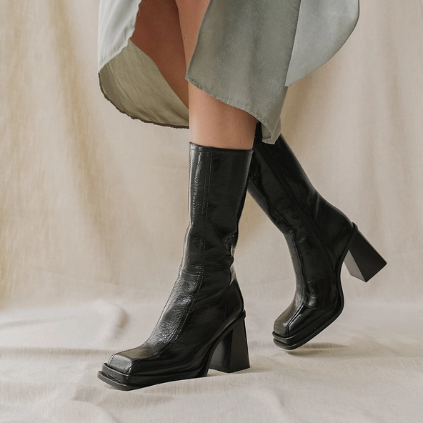Boots with heel, platform and square toe in glazed black leather | BAGNA