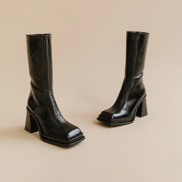 Boots with heel, platform and square toe in glazed black leather | BAGNA