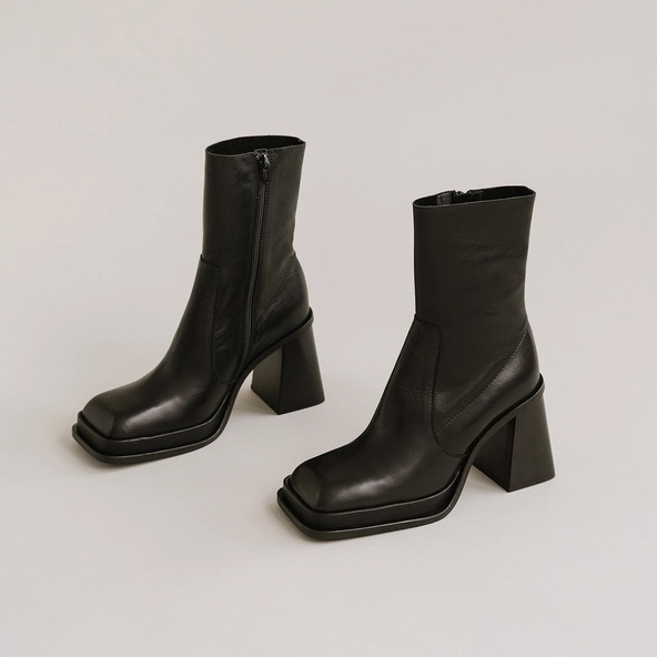 Platform ankle boots with square toe in black leather | BANANA