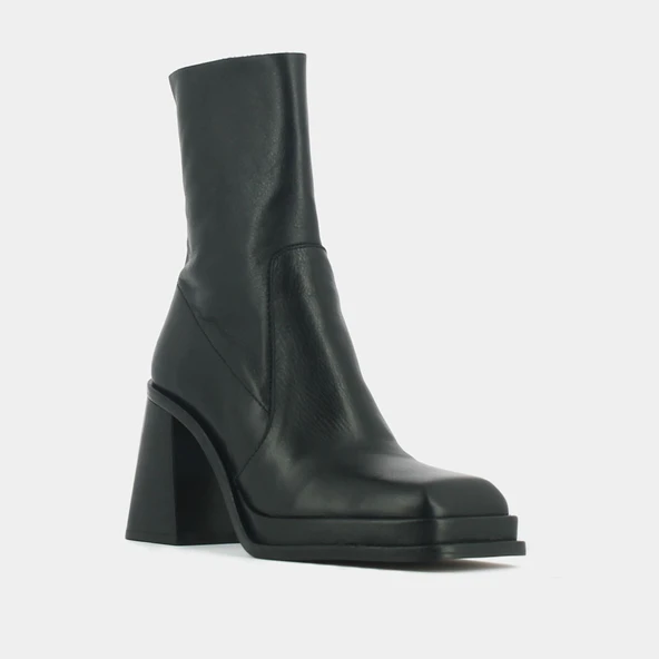 Platform ankle boots with square toe in black leather | BANANA