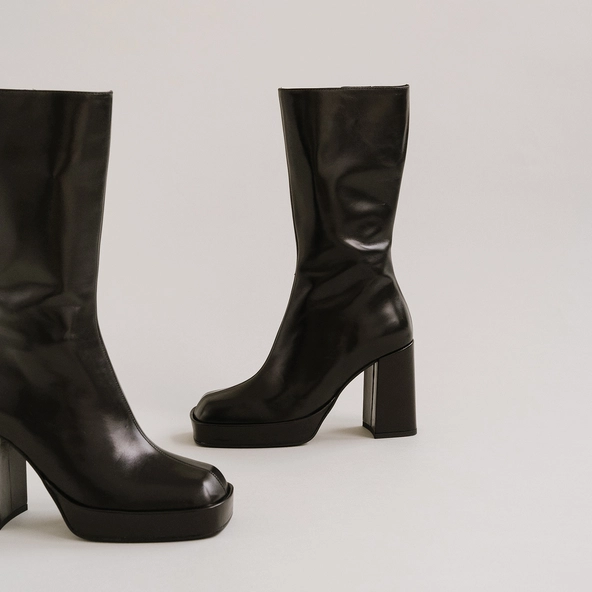 Platform boots with square toe in black leather | BOULIER