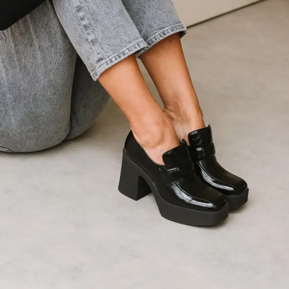 Platform loafers with square toe in black shiny leather | DRICUS