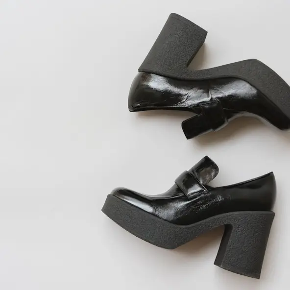 Platform loafers with square toe in black shiny leather | DRICUS