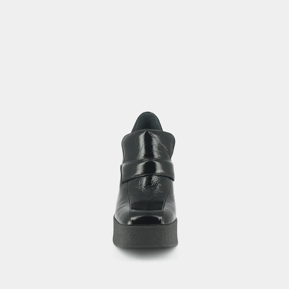 Platform loafers with square toe in black shiny leather | DRICUS