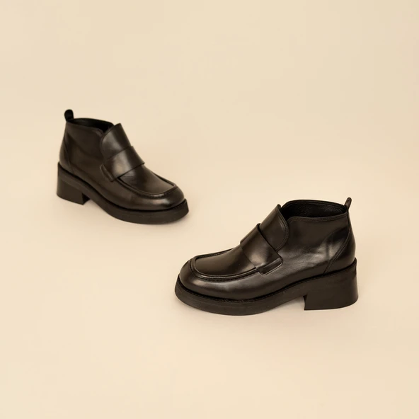 Loafer with tongue and square toe in black leather | ABELINE