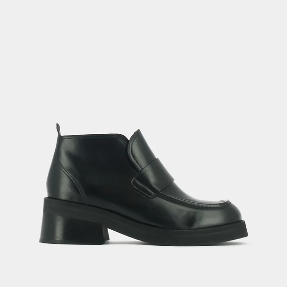 Loafer with tongue and square toe in black leather | ABELINE